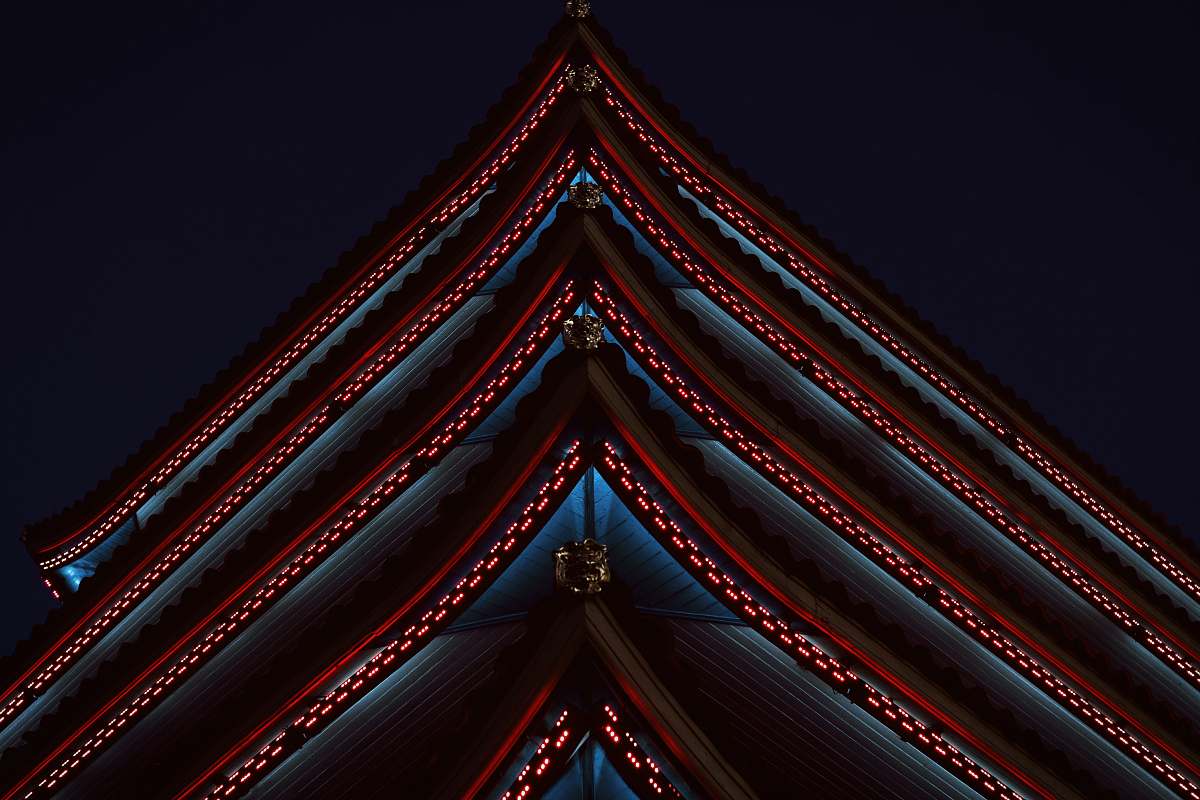 reading  ornament
